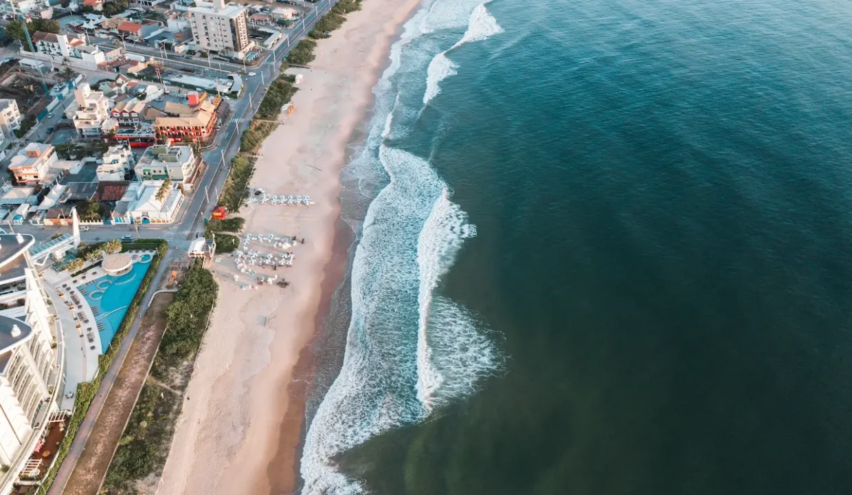 Vista do alto de Praia Brava - Itajaí investe em novas obras para valorizar a Praia Brava