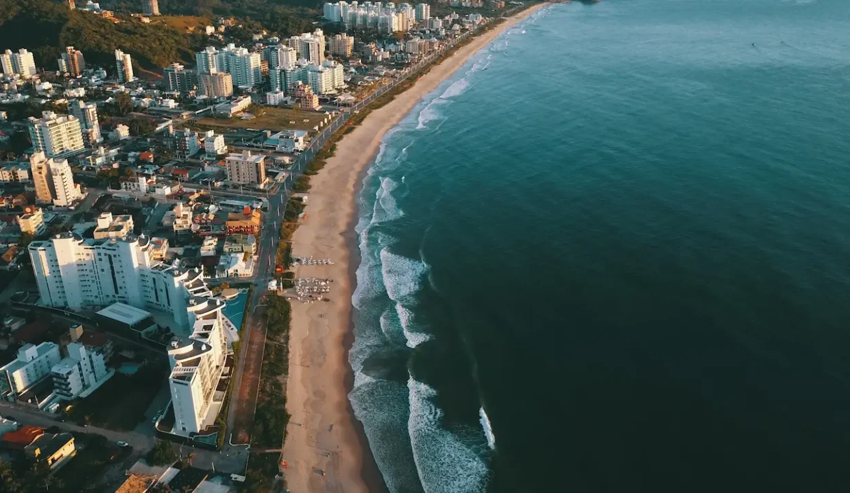 Praia brava com vista de drone - Quais são as vantagens de investir em imóveis na Praia Brava?