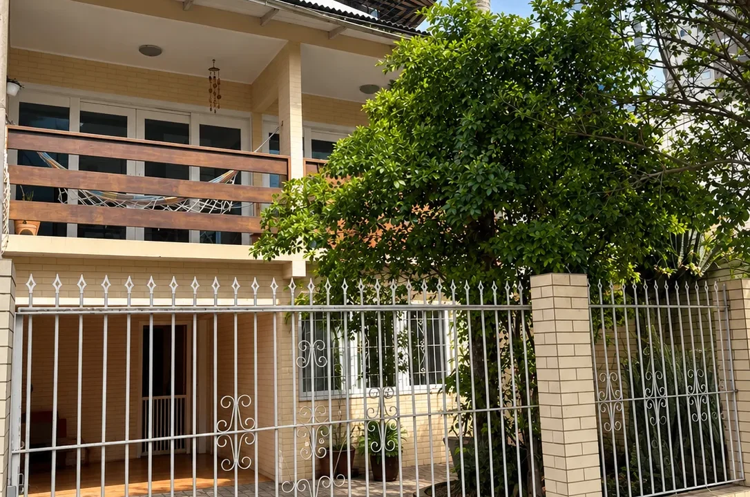 Fachada Residencial com Portão Ornamental