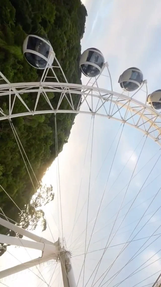 A Praia Central de Balneário Camboriú está passando por uma transformação histórica com a maior obra de macrodrenagem já realizada em uma orla brasileira. Com investimento total de R$ 53 milhões, o projeto visa combater os alagamentos e garantir a continuidade da reurbanização da orla.​

A primeira etapa, iniciada em março, abrange o trecho entre a Rua 2000 e o Canal do Marambaia, com a instalação de 5.290 galerias de concreto ao longo de 2,4 km. A conclusão dessa fase está prevista para novembro de 2025.​

A segunda etapa, com início previsto para fevereiro de 2026, conectará a Rua 2000 à Rua 3920, estendendo-se por 1,83 km. Essa fase contará com supervisão técnica terceirizada para garantir a qualidade e a conformidade da obra.​

Essa infraestrutura é essencial para minimizar os riscos de alagamentos durante as chuvas intensas e para preservar o alargamento da faixa de areia da Praia Central, concluído em 2021.

Fontes:
Click Camboriú
BC Notícias
Catarina Notícias

Drone:
@catonfpv

#balneáriocamboriú #macrodrenagem #praiacentralbc